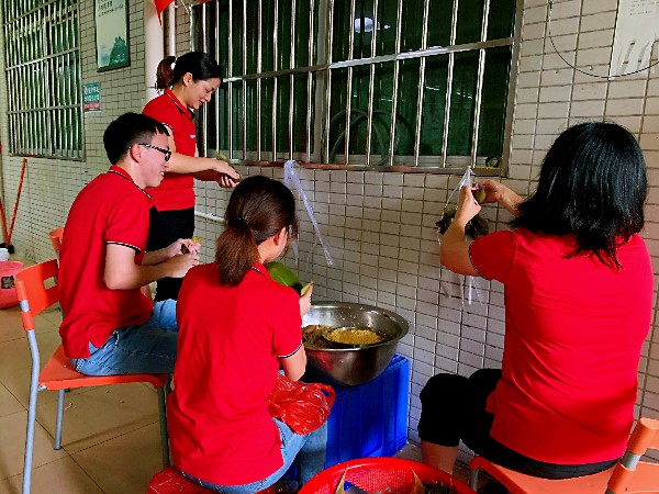 宏展拉伸膜廠家開展端午節(jié)包粽子活動(dòng)